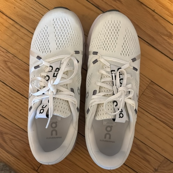 On Cloud White Running Shoes. Size women’s 9.5. Like new. worn once. - Picture 2 of 4